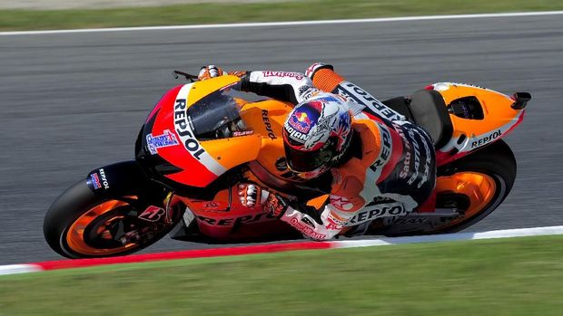 Repsol Honda Team's Australian Casey Stoner rides at the Catalunya racetrack in Montmelo, near Barcelona, on June 1, 2012, during the MotoGP first training session of the Catalunya Moto GP Grand Prix. AFP PHOTO / JOSEP LAGO / AFP PHOTO / JOSEP LAGO