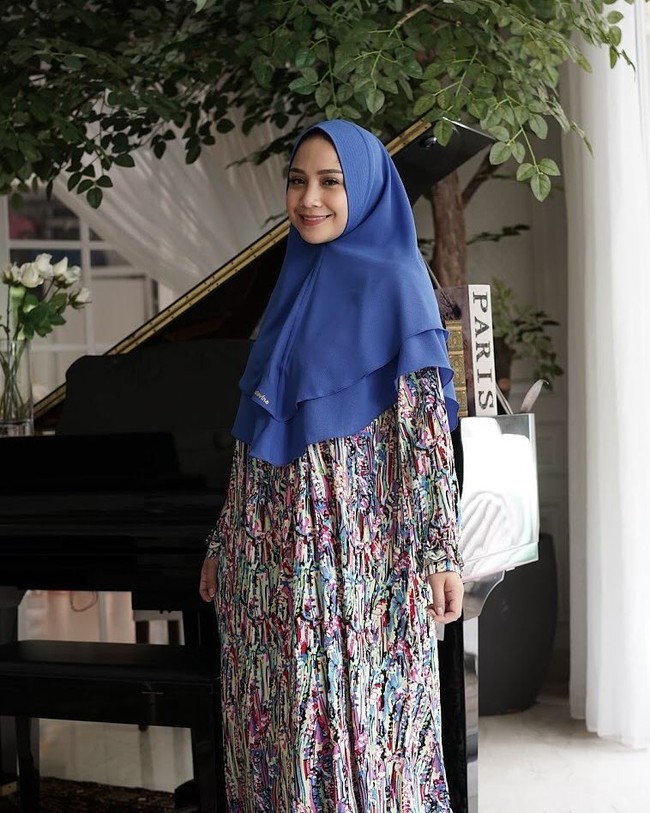 Selain khimar, Nagita Slavina juga menjual gamis dengan motif floral yang feminin. Ia menjual busana dengan warna-warna terang. (Foto: Istimewa)