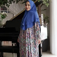 Selain khimar, Nagita Slavina juga menjual gamis dengan motif floral yang feminin. Ia menjual busana dengan warna-warna terang. (Foto: Istimewa)