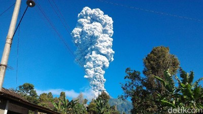 Penampakan Asap Putih Erupsi Gunung Merapi yang Capai 5 Km