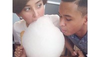 Wanita 28 tahun ini sedang makan bareng saudaranya nih. Di hari Minggu mereka memilih dessert minuman dengan cotton candy khas Korea. Foto: Instagram ayushita
