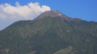 Gunung Merapi mengeluarkan asap putih saat terjadi letusan freatik di Cepogo, Boyolali, Jawa Tengah, Jumat (11/5). Letusan Freatik terjadi akibat dorongan tekanan uap air yang menjadi akibat kontak massa air dengan panas di bawah kawah Gunung Merapi. ANTARA FOTO/Aloysius Jarot Nugroho.