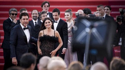 Pesona Penelope Cruz di Cannes yang Bikin Para Pria Terpana