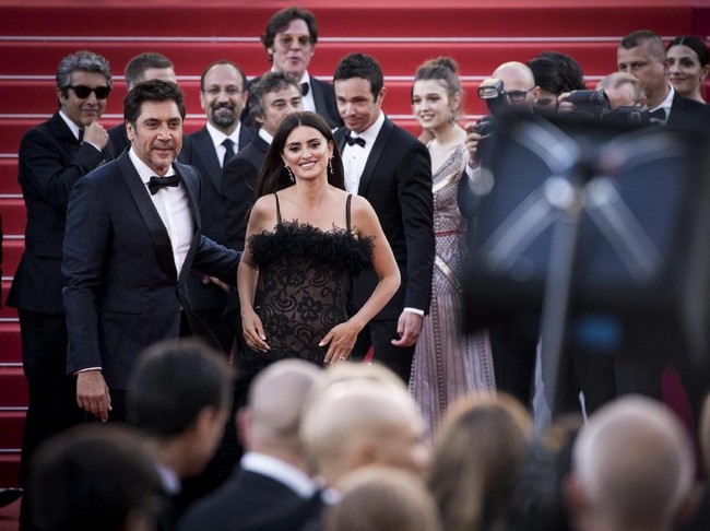 Penampilan aktris kelahiran Spanyol ini sukses mengalihkan para tamu, khususnya kaum adam. Terlihat di foto ini, para pria terpana pada Penelope Cruz. (Foto: Getty Images)