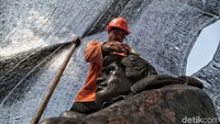 Pekerja melakukan perawatan Patung Perjuangan di kawasan Jatinegara, Jakarta Timur, Jumat (11/5).