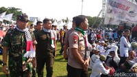 Kapolda Metro didampingi Kapolres Jakarta Pusat, Kombes Roma Hutajulu. Mereka tampak kompak mengenakan syal Palestina.Fotografer: Samsudhuha Wildansyah/detikcom
