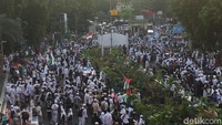 Massa Aksi Bela Palestina meninggalkan Masjid Istiqlal menuju Monas. Massa berjalan kaki ke Monas pada Jumat 11 Mei 2018 sekitar pukul 06.00 WIB. Fotografer: Ibnu Hariyanto/detikcom