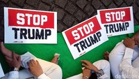 Salah satu poster yang mereka bawa bertuliskan Stop Trump.
