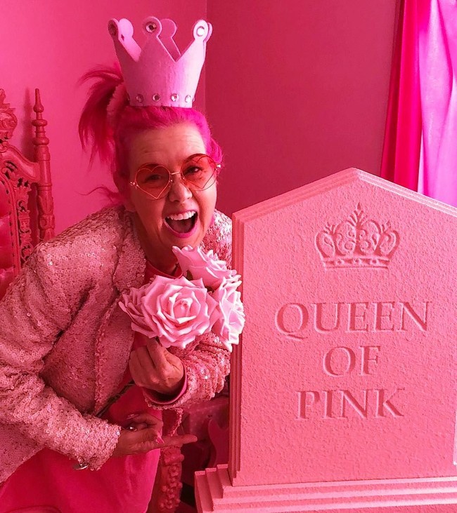 Saking terobsesinya dengan benda-benda pink, Sera tak bisa bertoleransi dengan benda lain selain warna merah muda. Dia hanya ingin mandi dengan sabun dan produk kecantikan yang warnanya pink. OMG!  Foto: Instagram