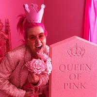 Saking terobsesinya dengan benda-benda pink, Sera tak bisa bertoleransi dengan benda lain selain warna merah muda. Dia hanya ingin mandi dengan sabun dan produk kecantikan yang warnanya pink. OMG!  Foto: Instagram