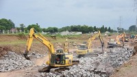 Beberapa ekskavator sedang menguruk tanah dan memindahkan bebatuan.Foto: Dok. PT PP (Persero) Tbk