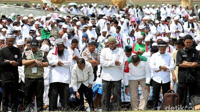 Momen Massa Aksi Bela Palestina Salat Jumat di Monas