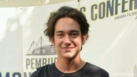 Adipati Dolken terlibat proyek film Pemburu di Manchester Biru yang mengharuskan ia syuting saat Ramadan. Foto: Ismail/detikHOT
