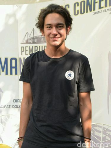 Adipati Dolken, kekasih Vanesha Prescilla.