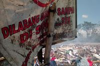 Sampah Halangi Jalan Sempadan Sungai Citarik Bandung