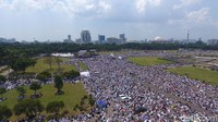 Massa mayoritas memakai pakaian putih-putih