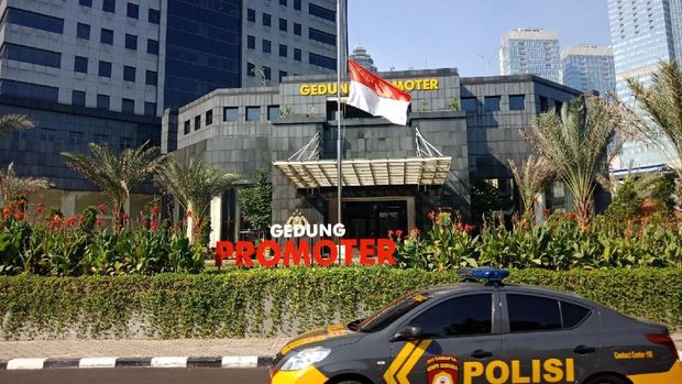 bendera setengah tiang di Polda Metro Jaya