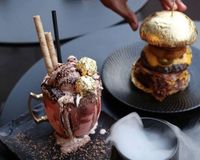 Mau Cicip? Roti Burger Inj Berlapis Emas 24 Karat Asli