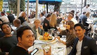Saat berkunjung ke Sydney, Australia, Ibnu bersama teman-temannya memilih restoran dengan pemandangan Sydney Harbour sebagai tempat makan siang mereka. Foto: Instagram @ibnujamilo