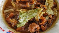 Sepiring tongseng hangat dengan kuah pekat, jadi pilihan @jogjabikinlaper untuk menu makan siang. Lihat tuh, irisan dagingnya bikin lapar, ya? Foto: Instagram