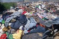 Sampah Halangi Jalan Sempadan Sungai Citarik Bandung