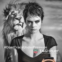 Apa jadinya bila model Cara Delevingne berpose seksi di depan singa? Itulah yang terjadi di kampanye terbaru merek jam tangan mewah TAG Heuer, bertajuk Dont Crack Under Pressure. (Foto: Dok. TAG Heuer)