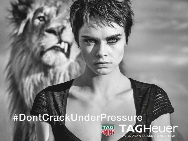 Apa jadinya bila model Cara Delevingne berpose seksi di depan singa? Itulah yang terjadi di kampanye terbaru merek jam tangan mewah TAG Heuer, bertajuk Dont Crack Under Pressure. (Foto: Dok. TAG Heuer)