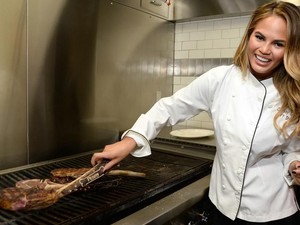 Akhirnya Chrissy Teigen Bikin Buku Resep Untuk Anak-anak