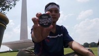 Fakhrurozi yang menjual pin dengan harga Rp 10.000/3 ini yang ia dapatkan dari temannya.