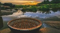 Traveler yang sudah bosan dengan Taj Mahal, bisa memilih Hampi sebagai destinasinya. Selain melihat bangunan-bangunan cantik, ada pula wisata perahu jadul yang berbentuk bulat! (the_freedomchaser/Instagram)
