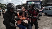 Razia Penyandang Masalah Kesejahteraan Sosial (PMKS) digelar di Terminal Kampung Melayu, Jakarta Timur, Jumat (11/5/2018).