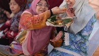 Wah, asyiknya! Sarapannya kala itu disuapi oleh seorang ibu tanpa sendok. Pasti rasa makanannya tambah enak. Foto: Instagram n_izzah