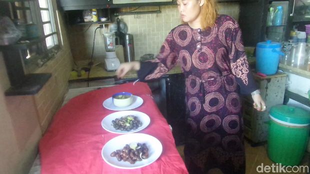 Nikmatnya Daging Kreco yang Disedot Langsung dari Cangkangnya