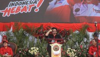 Ketua Umum Partai Demokrasi Indonesia (PDI) Perjuangan Megawati Soekarno Putri bersama Ketua DPP PDIP bidang Politik Hukum dan Keamanan (non aktif) Puan Maharani saat menghadiri Apel Siaga PDI Perjuangan Setia Megawati, Setia NKRI di Stadion Manahan, Solo, Jawa Tengah, Jumat (11/5).