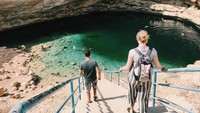 Traveler yang mau berenang di sinkhole ini bisa turun dengan menggunakan tangga yang telah disediakan. Bahkan kamar ganti pun sudah ada di taman dekat dengan sinkhole. (vickybell/Instagram)