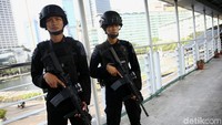 Penjagaan juga dilakukan di jembatan penyeberangan orang di sekitar Bundaran HI.