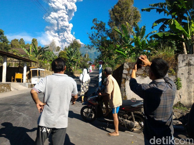 Merapi mengeluarkan asap pagi ini. Foto: Ragil Ajiyanto/detikcom Merapi mengeluarkan asap pagi ini. Foto: Ragil Ajiyanto/detikcom