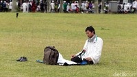 Seorang peserta aksi tampak khusyuk melaksanakan salat.