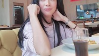 Manis banget senyumnya, ditambah lirikan mautnya. Dea lagi menikmati makan siangnya nih. Makan apa ya itu? Foto: instagram @dea_ananda