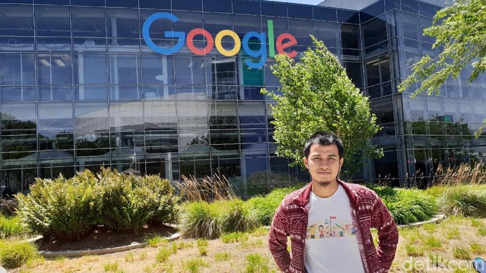 Hamdanil Rasyid, pemuda asal Pekanbaru, Riau yang bekerja di kantor pusat Google di Mountain View, Amerika Serikat. Foto: Fino Yurio Kristo/detikINET Hamdanil Rasyid, pemuda asal Pekanbaru, Riau yang bekerja di kantor pusat Google di Mountain View, Amerika Serikat. Foto: Fino Yurio Kristo/detikINET