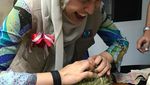 Begini Gaya Santai Nurul Izzah, Putri Sulung Anwar Ibrahim Saat Kulineran