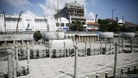 Kawasan Kali besar memang belum dibuka untuk wisatawan. Tapi, jalan di sepanjang Jalan Kali Besar Barat dan Kali Besar Timur tersebut masih ditutupi pagar seng.
