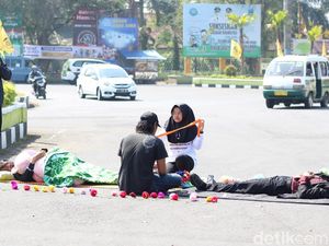 Seniman Garut Aksi Teatrikal Doakan 5 Polisi Gugur