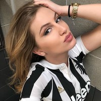 Beniada pernah melakukan pemotretan dengan memakai jersey Juventus. Foto: dok. Instagram