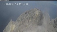 Ini penampakan kawah Gunung Merapi setelah letusan freatik. Jenis letusan adalah letusan freatik yang terjadi akibat dorongan tekanan uap air yang terjadi akibat kontak massa air dengan panas di bawah kawah Gunung Merapi. Jenis letusan ini tidak berbahaya dan dapat terjadi kapan saja pada gunungapi aktif. Biasanya letusan hanya berlangsung sesaat. Gunung Merapi sebelumnya pernah terjadi letusan freatik. /Foto: Twitter Balai Penyelidikan dan Pengembangan Teknologi Kebencanaan Geologi (BPPTKG)