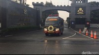 Bripka Frence tewas disabet seorang teroris bernama Tendi Sumarno (23) di Mako Brimob. Tendi menyabet Bripka Frence dengan pisau yang disembunyikan di bawah kemaluan. Kapolri mengatakan pisau yang digunakan menyabet Bripka Frence merupakan pisau beracun. Bripka Frence gugur saat dalam penanganan medis.  (Foto: Peti/detikcom)