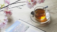 Sluuurp! Secangkir teh siap mengusir penat. Apalagi ditemani sebuah buku. Sambil santai baca buku, sambil minum teh. Foto: Instagram