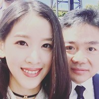 Cinta mereka pun bersemi meski Richard 19 tahun lebih tua darinya. Keduanya menikah di Beijing dan menggelar resepsi di Sidney, Australia.  Foto: Instagram