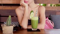 Bukan kopi, kali ini yang menemani santai Dea adalah segelas jus sayuran. Ternyata Dea sudah terbiasa minum jus sayuran buatan mamanya sejak masih kecil. Foto: instagram @dea_ananda