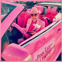 Inilah mobil pink-nya yang menyilaukan mata. Plus ada tulisan Pink Lady of Hollywood di mobilnya.  Foto: Instagram